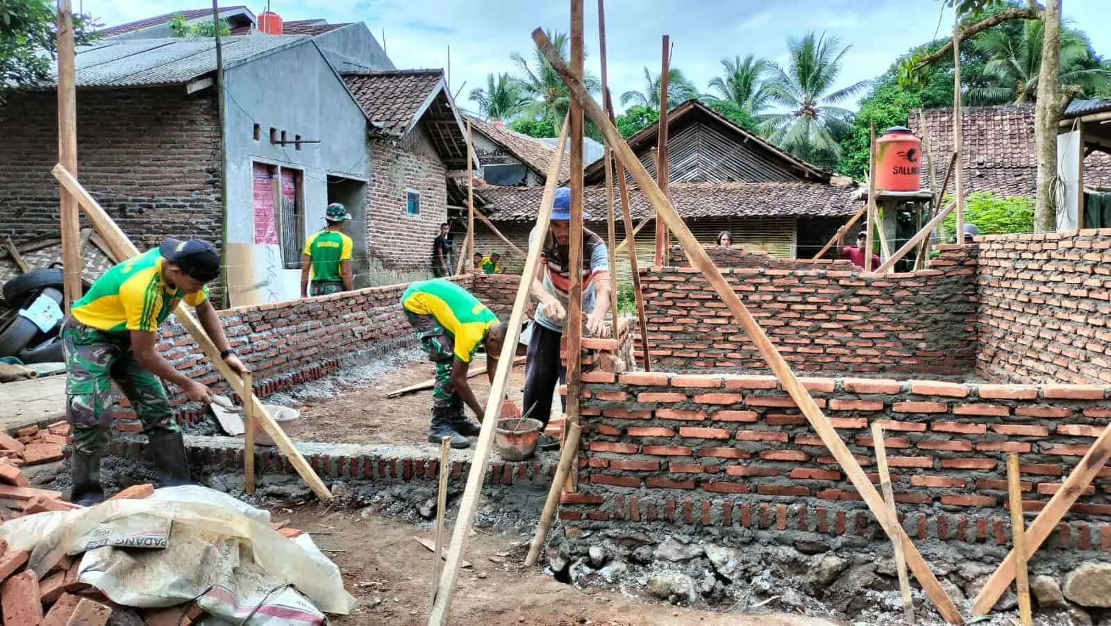 AKSI SOSIAL–Para personel Batalyon Infanteri Mekanis 320/Badak Putih Pandeglang, sedang membangun rumah seorang anggota veteran. (ISTIMEWA)