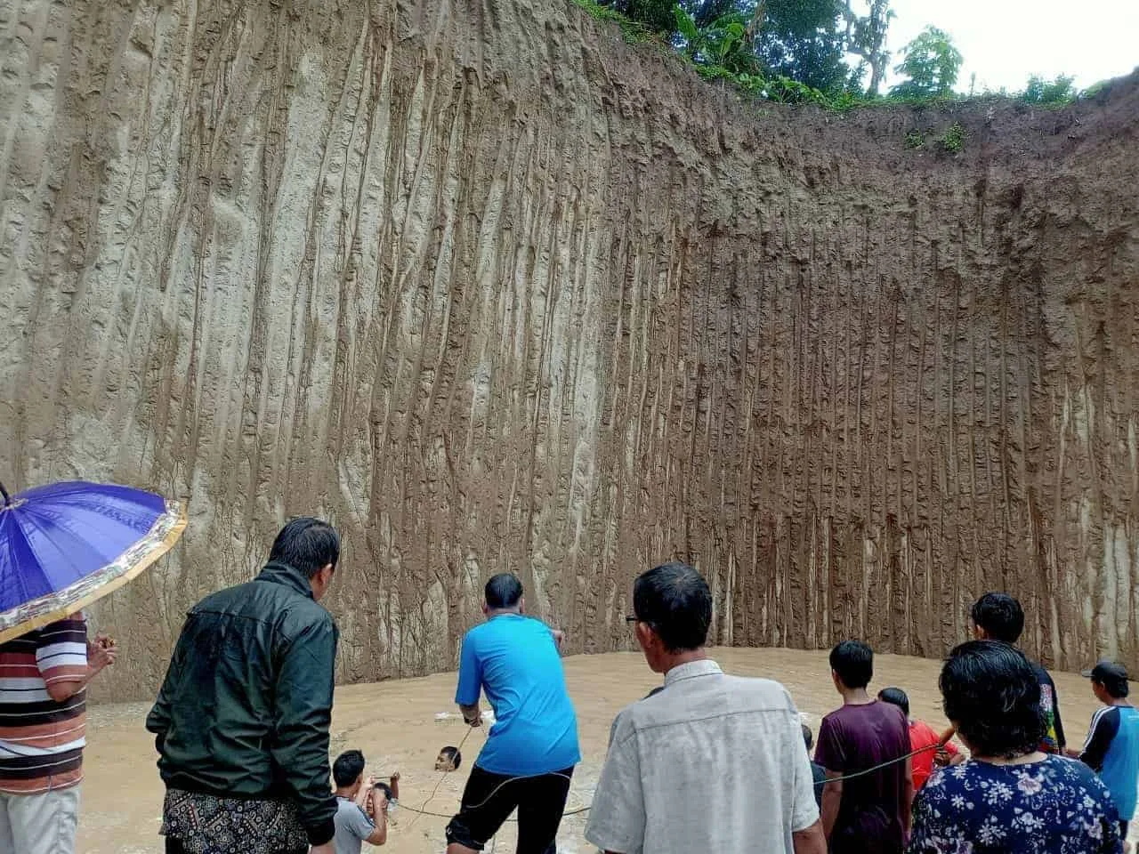 TENGGELAM DI TAMBANG PASIR–Warga menolong korban yang tenggelam di area kawasan tambang pasir, di Kampung Curug Barang RT 009 RW 003, Desa Mancak, Kecamatan Mancak, Kabupaten Serang, Kamis (2/3/2023). (ISTIMEWA)