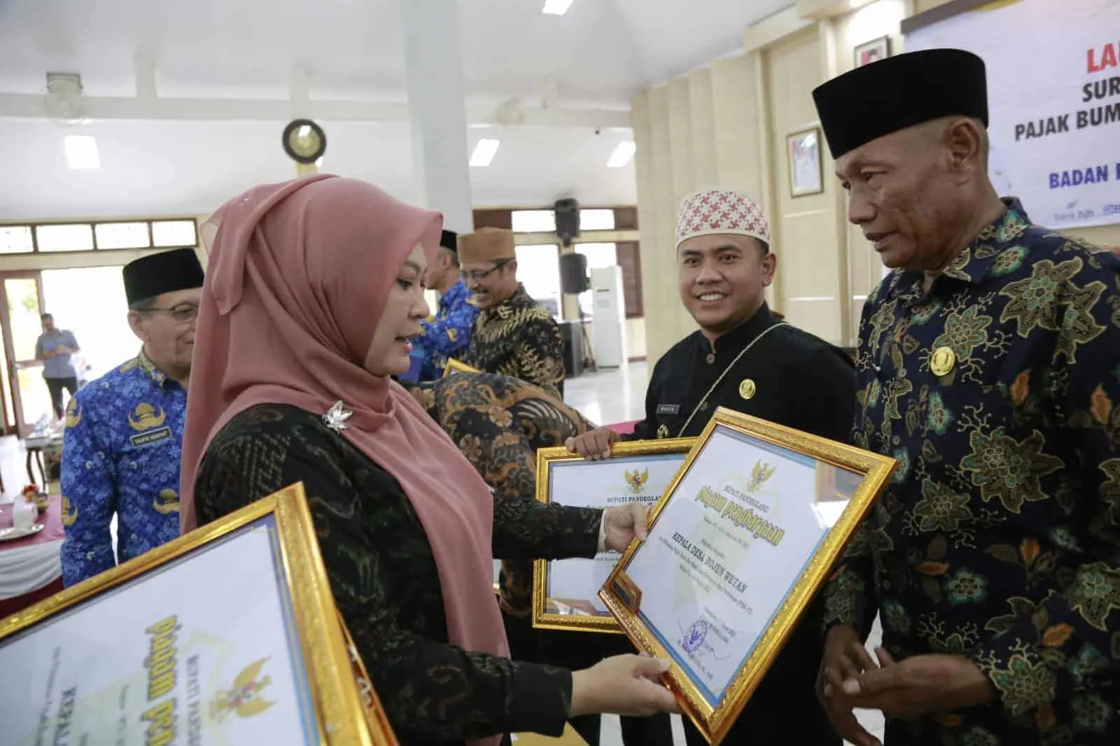 PENGHARGAAN–Bupati Pandeglang Irna Narulita, memberikan penghargaan kepada wilayah yang PBB-nya lunas, melalui Kades, di Pendopo Bupati Pandeglang, beberapa waktu lalu. (ISTIMEWA)