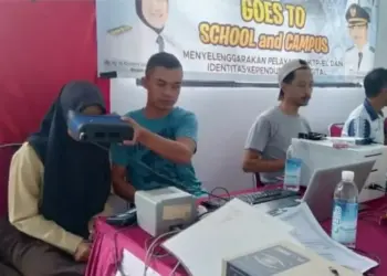 PEREKAMAN e-KTP–Tim dari Disdukcapil Lebak, saat melakukan perekaman KTP elektronik kepada pelajar, di salah satu sekolah di Kabupaten Lebak. (ISTIMEWA)