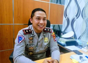 DIWAWANCARAI: Kepala Satuan Lalulintas (Satlantas) Polresta Tangerang, Kompol Fikri Ardiansyah, saat wawancara diruangannya, Selasa (28/2). (ALFIAN HERIANTO)