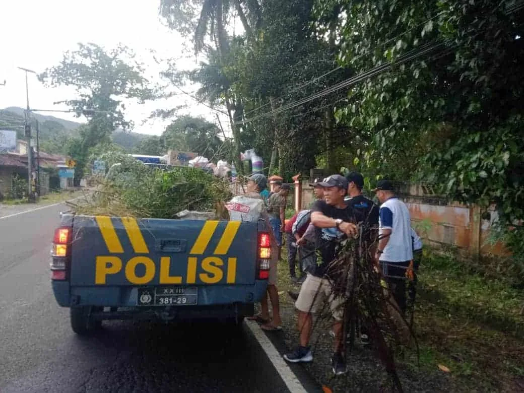 KPPC, Muspika, Puskesmas, Pegiat Wisata dan komponen masyarakat di sekitar kawasan wisata Carita, membersihkan sampah, Jumat (3/3/2023). (ISTIMEWA)