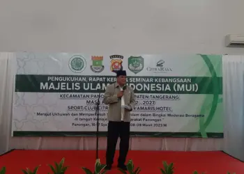 SAMBUTAN: Sekretaris Daerah (Sekda) Kabupaten Tangerang, Moch Maesyal Rasyid saat menyampaikan sambutannya di acara pengukuhan MUI Kecamatan Panongan, di Sport Club Citra Raya, Kelurahan Mekar Bakti, Kecamatan Panongan, Rabu (8/3). (ALFIAN HERIANTO)