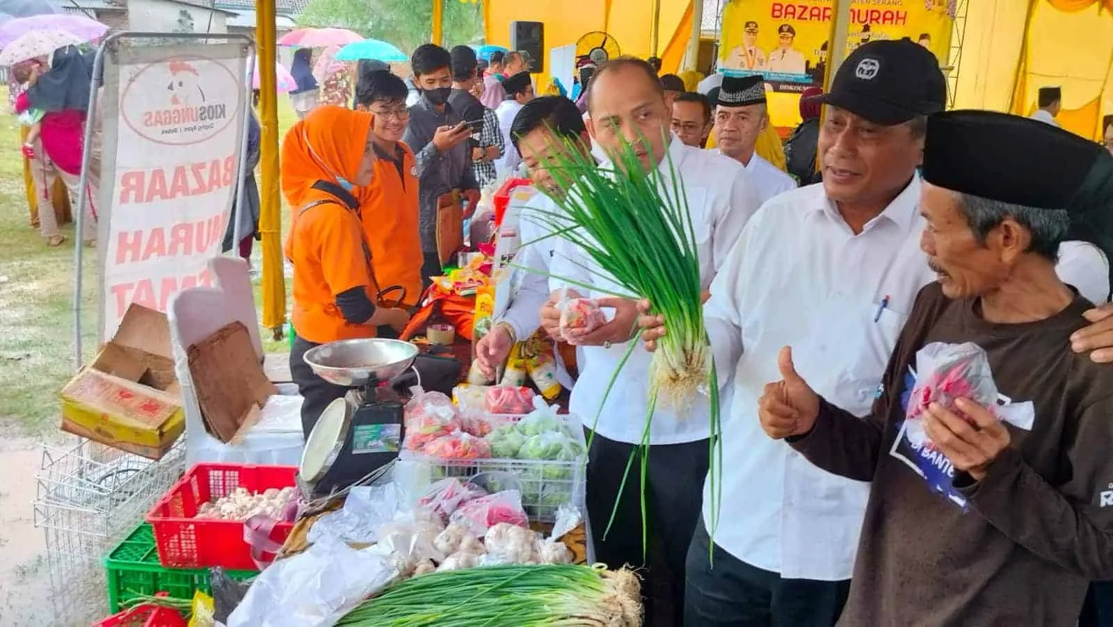 Wabup Serang Pandji Tirtayasa, menghadiri acara Bazaar Murah jelang Ramadhan, di 8 Kecamatan Se-kabupaten Serang, Rabu (15/3/2023). (SIDIK/SATELITNEWS.COM)