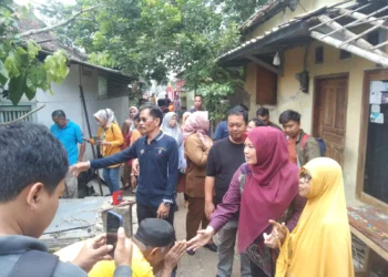 Bupati Pandeglang Irna Narulita, didampingi Asda III Setda Ramadani, Kepala Dinsos Nuriah, Kabag Prokopim Nandar Suptandar, serta beberapa pihak terkait lainnya, meninjau sejumlah lokasi terdampak angin kencang, di Kelurahan Kabayan, Kecamatan Pandeglang, Kabupaten Pandeglang, Selasa (21/3/2023). (ISTIMEWA)