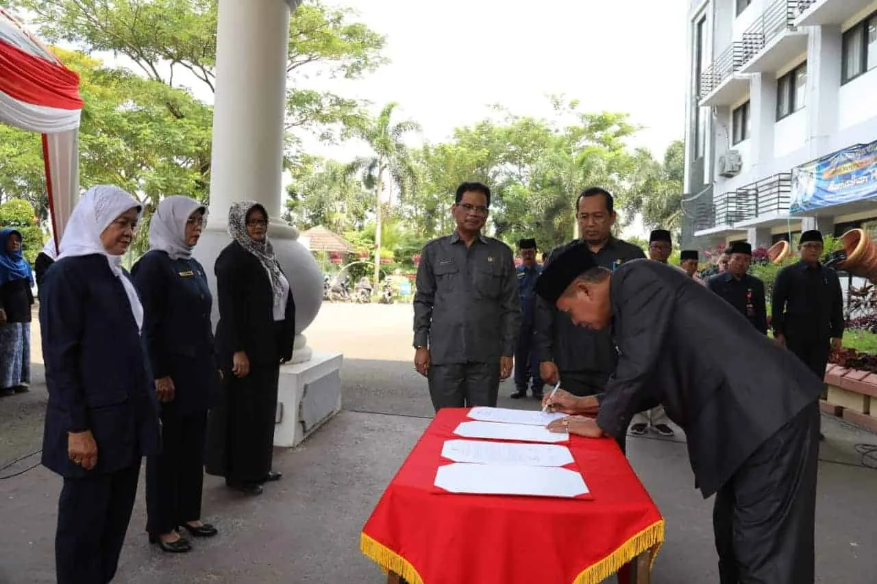 Wali Kota Serang Syafruddin, melantik ratusan pejabat sekolah seperti Kepsek, Pemilik dan lainnya, Jumat (24/3/2023). (ISTIMEWA)