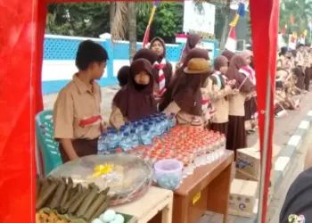 Sejumlah tenda takjil, berjejer di halaman Kantor Kecamatan Kramatwatu, Senin (27/3/2023). (SIDIK/SATELITNEWS.COM)