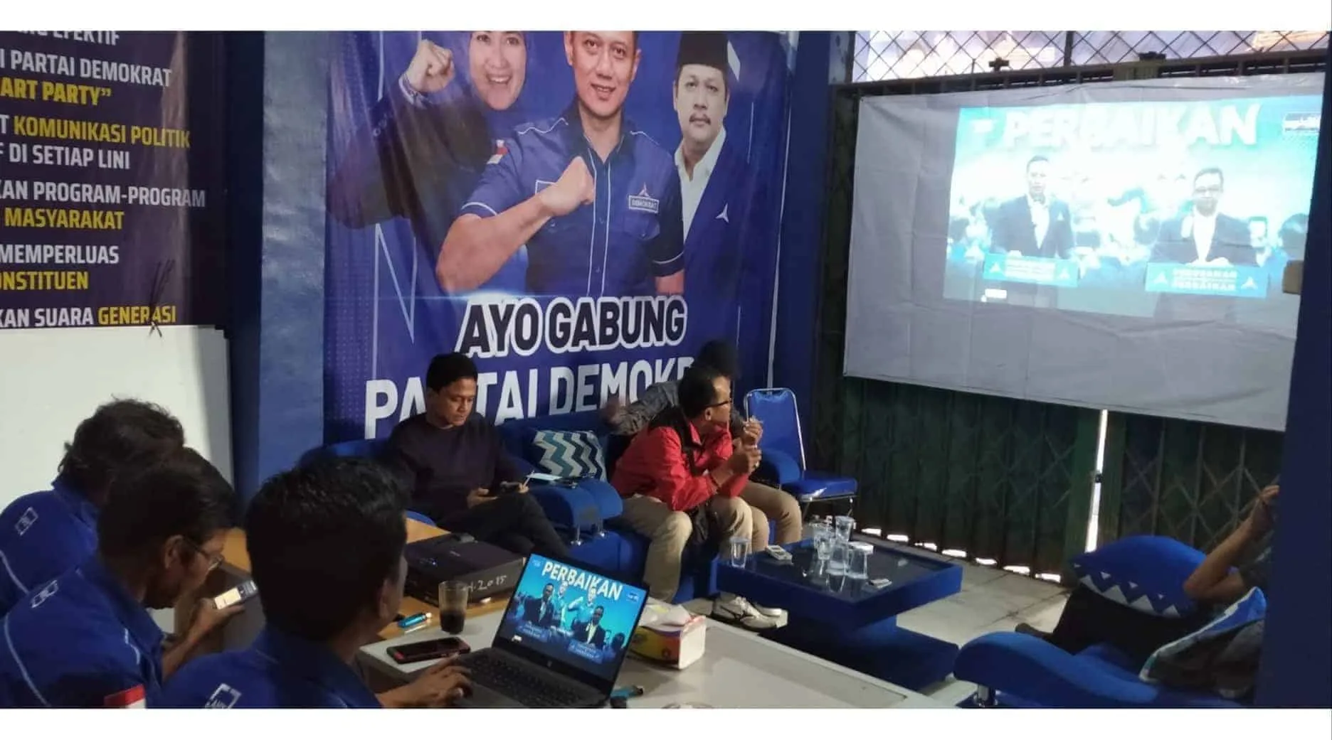 Jajaran pengurus DPC Partai Demokrat Kabupaten Pandeglang, mengikuti Konferensi Pers Virtual pengusungan Anies Baswedan - AHY sebagai Balon Presiden - Balon Wakil Presiden RI di Pemilu 2024 mendatang, Kamis (2/3/2023). (MARDIANA/SATELITNEWS.COM)