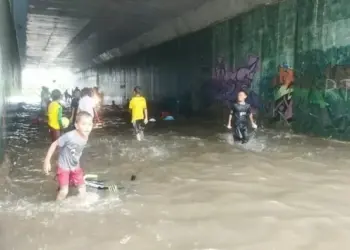 Setiap Tergenang, Terowongan Toll JORR II di Benda Jadi "Wahana Rekreasi" Anak