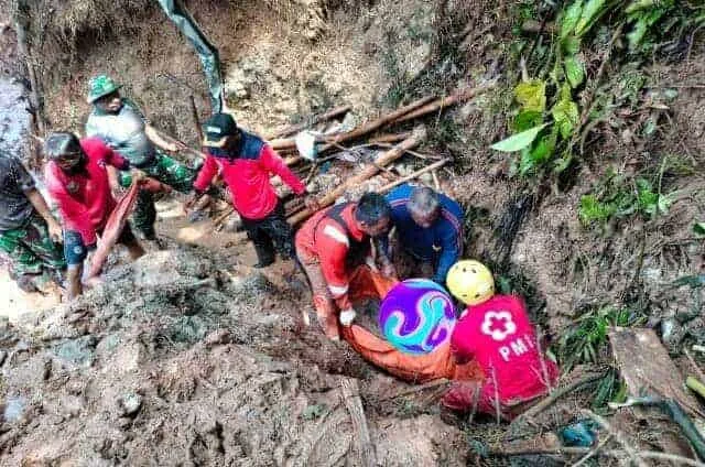 Tertimbun Material Longsor Sedalam 2 Meter, Jasad Ujen Ditemukan Tak Bernyawa