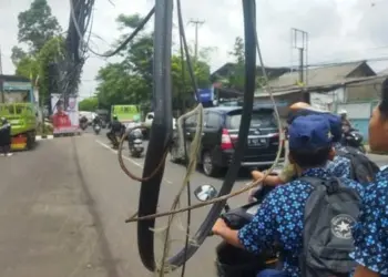 Kabel Menjuntai di Jalan Hasyim Ashari Pinang, Mengganggu Pengendara