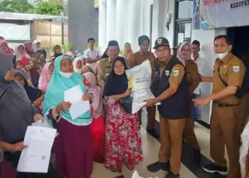 BANTUAN BERAS - Secara simbolis, pihak Pemkab Pandeglang menyerahkan bantuan beras di lingkungan Kecamatan Majasari, Senin (10/4/2023). (ISTIMEWA)