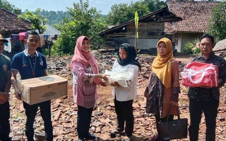 Korban kebakaran, sedang menerima bantuan dari Pemkab Pandeglang. (ISTIMEWA)