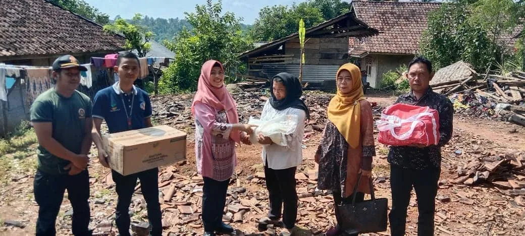 Korban kebakaran, sedang menerima bantuan dari Pemkab Pandeglang. (ISTIMEWA)