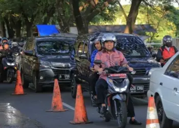 Bonceng Ajudan, Wali Kota Arief Naik Motor Tinjau Perbaikan Jalan Sangego