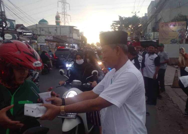 Anggota Forkabi se-Karang Tengah Kompak Bagikan Takjil