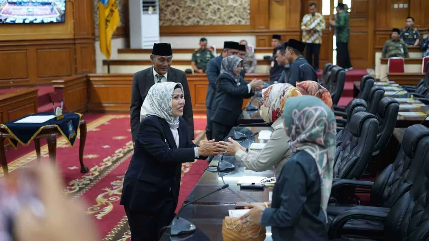 Bupati Serang Ratu Tatu Chasanah, bersalaman dengan para anggota DPRD. (ISTIMEWA)