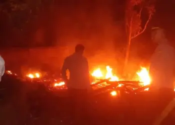 KEBAKARAN - 
Diduga akibat korsleting listrik, sebuah rumah milik Ade, warga Kampung Pasir Pendeuy, Desa Cililitan, Kecamatan Pucung, ludes terbakar, Senin (3/4) sekira pukul 17.20 WIB. (ISTIMEWA)