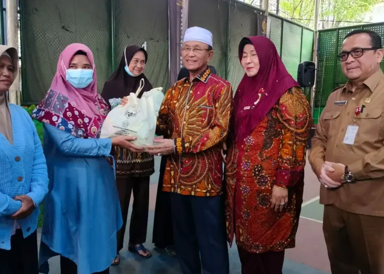 FPPP membagikan ribuan paket sembako, kepada kaum dhuafa. (ISTIMEWA)