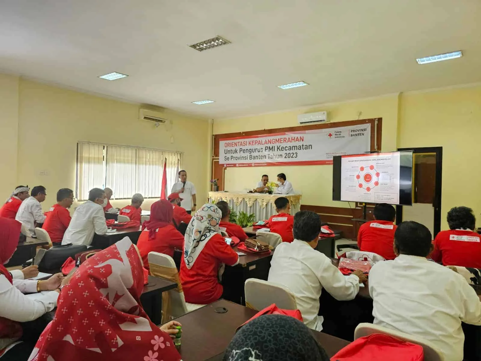 ORIENTASI - Palang Merah Indonesia (PMI) Banten, menggelar Orientasi Kepalangmerahan terhadap pengurus kecamatan di Kabupaten Serang, Rabu (12/4/2023). (ISTIMEWA)