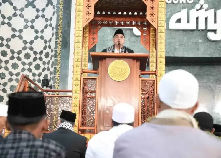 Bupati Tangerang Ahmed Zaki Iskandar mengikuti Salat Idul Fitri di Masjid Agung Al-Amjad, Puspemkab Tigaraksa, bersama seluruh jajaran di Pemerintahan Kabupaten Tangerang, Sabtu (22/4/2023). (ISTMEWA)