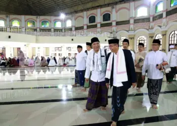 Pj Gubernur Banten Al Muktabar, berbincang dengan Prof. Dr. H. Soleh Hidayat, usai menunaikan ibadah Solat Ied, Sabtu (22/4/2023). (ISTIMEWA)