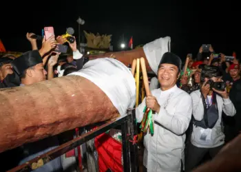 Pj Gubernur Banten, Al Muktabar, memukul bedug saat Pembukaan acara Gebrak Ngadu Bedug Pandeglang 2023, di Alun - alun Pandeglang, Jumat (28/4/2023) malam. (ISTIMEWA)