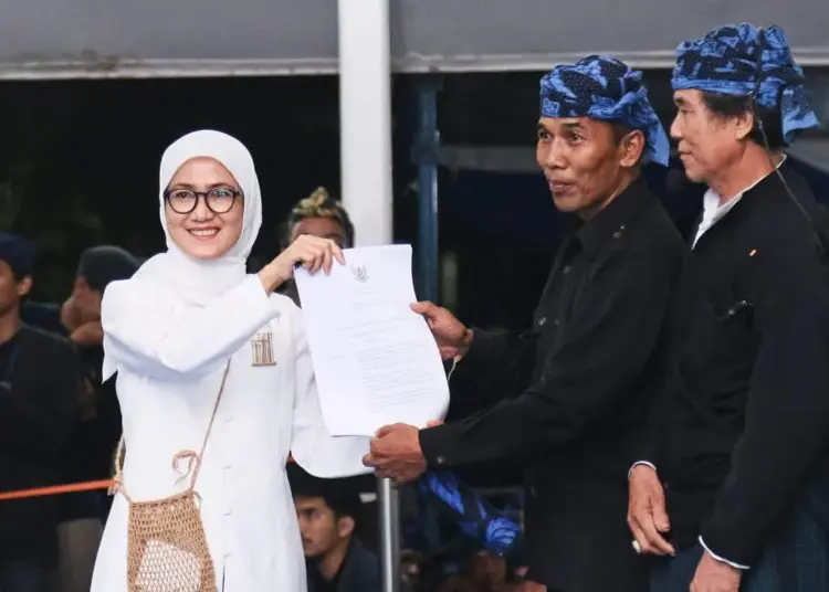 Bupati Lebak Iti Octavia, serahkan lembaran Perbup Desa Adat. (ISTIMEWA)