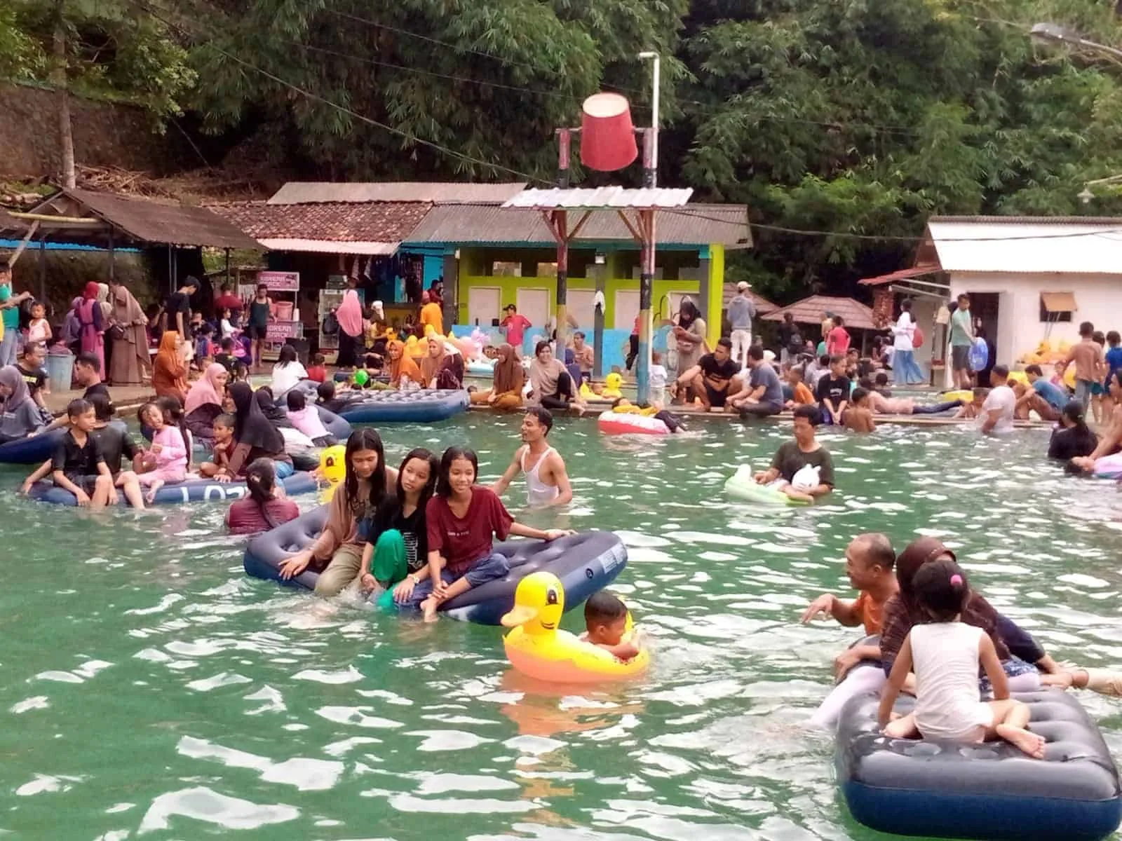 Wisata Alam Kolam Rendam Cisolong, Kabupaten Pandeglang, dipadati wisatawan, Sabtu (29/4/2023). (MARDIANA/SATELITNEWS.COM)