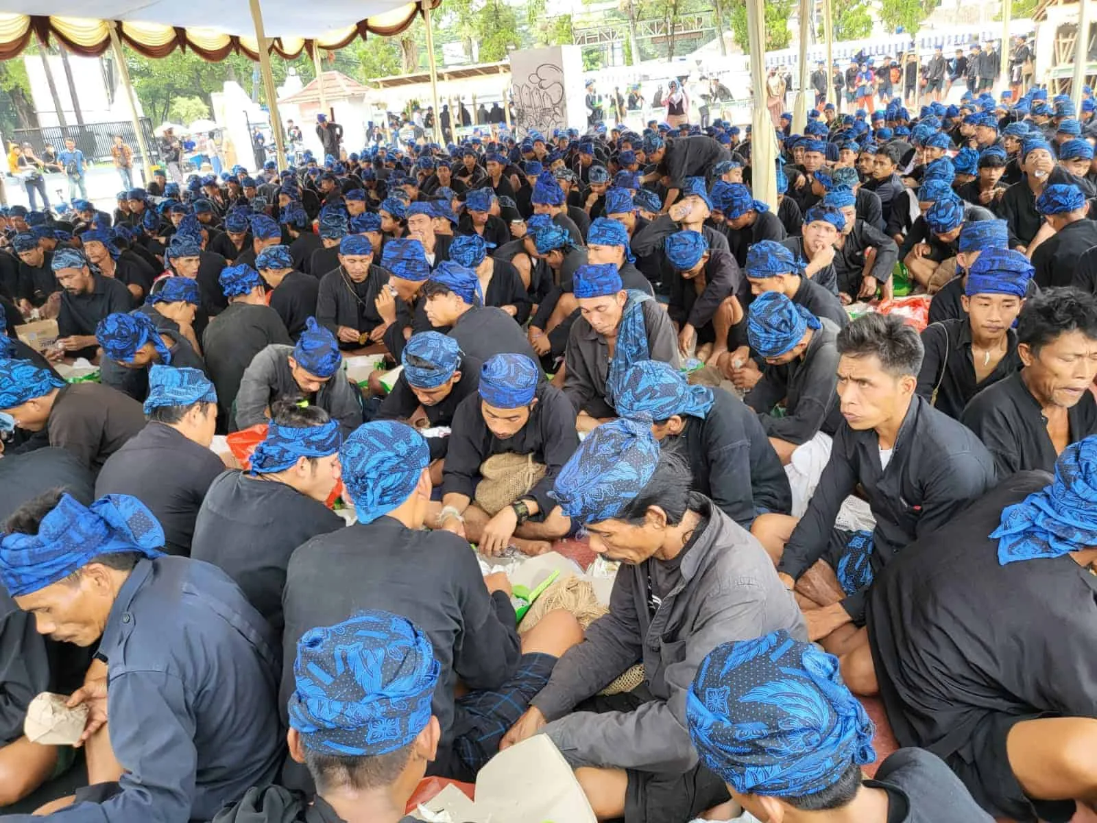 Ribuan warga suku adat Baduy, yang melakukan Seba, mulai berdatangan di Kota Serang, Sabtu (29/4/2023). (ISTIMEWA)