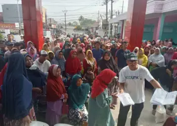 Badan Pangan Nasional (BPN), salurkan bantuan beras untuk ribuan Keluarga Penerima Manfaat (KPM), di Solear, Kabupaten Tangerang, Sabtu (29/4/2023). (ISTIMEWA)