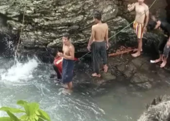 Terpeleset Saat Selfie Di Curug Putih Cinoyong-Carita, Wisatawan Hilang