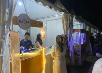 STAND UMKM - Para pengunjung Festival UMKM dan Bazar Ramadan, sedang berkunjung ke tenant penjual minuman segar, Senin (3/4/2023). (NIPAL SUTIANA/SATELITNEWS.COM)