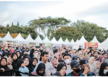 PADAT PENGUNJUNG - Situasi pengunjung Festival UMKM dan Bazar Ramadan, memadati Alun-alun Pandeglang, Sabtu (8/4). (DOKUMEN PANITIA/ISTIMEWA)