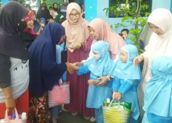 SANTUNAN: Suasana santunan ratusan anak yatim dan dhuafa di TK Negeri Pembina Akhlaqul Karimah di Kelurahan Kunciran Jaya, Kecamatan Pinang, Kota Tangerang, Jumat (14/04/2023). (ISTIMEWA)