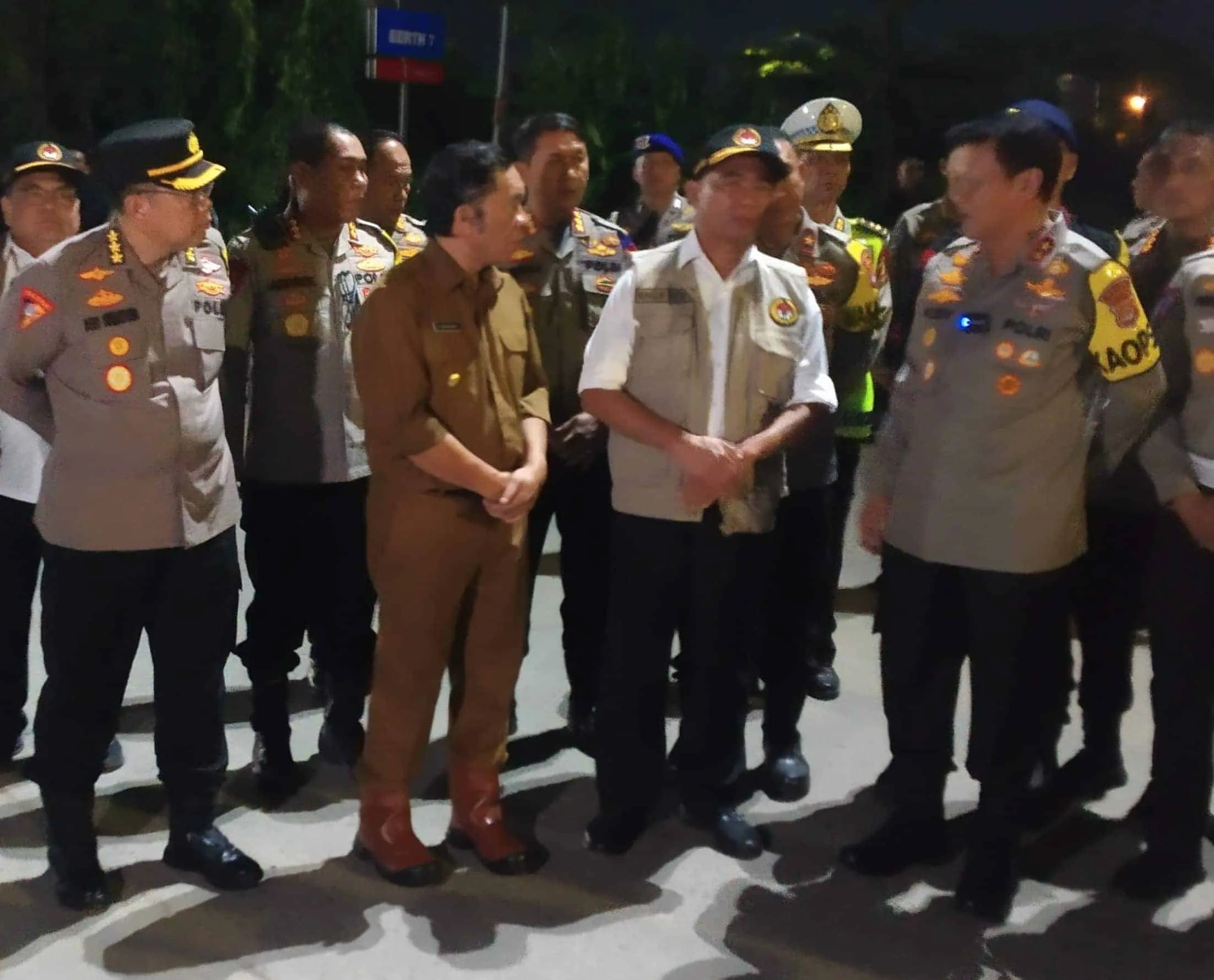 Pj Gubernur Banten Al Muktabar saat mendampingi Menko PMK. (DOK)