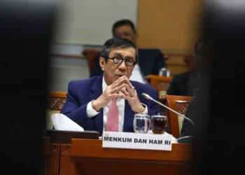 RAKER: Menteri Hukum dan Hak Asasi Manusia (Menkum Ham) Yasonna Laoly (tengah) didampingi Jajarannya mengikuti Rapat Kerja (Raker) dengan Komisi III DPR, di Kompleks Parlemen, Senayan, Jakarta, Kamis (28/11/2019). Raker tersebut membahas Rencana Strategis Kementerian Hukum dan HAM dan Hasil pemeriksaan BPK semester I tahun 2019 dan tindak lanjut rencana undang - undang. (Dery Ridwansah/ JawaPos.com)