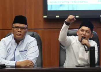 DIALOG: Ketua DPC Partai Demokrat Kabupaten Tangerang M. Nawa Said Dimyati didampingi Wakil Ketua DPC Partai Demokrat, Adi Tiya Wijaya beserta jajaran pengurus lainnya. (ISTIMEWA)