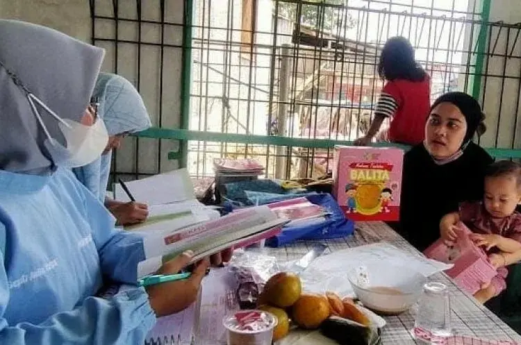 PEMERIKSAAN: Petugas puskemas sedang melakukan pemeriksaan terhadap balita. (ISTIMEWA)