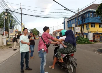 BERBAGI TAKJIL- Persatuan Wartawan Indonesia (PWI) Kabupaten Pandeglang, bekerjasama dengan Alfamart, berbagi menu berbuka puasa Ramadan kepada masyarakat, yang melintas di Jalan Raya Mayor Widagdo, Kabupaten Pandeglang, Selasa (4/4/2023). (ISTIMEWA)