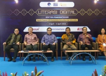 LITERASI DIGITAL: Anggota Bawaslu Puadi (paling kiri) berfoto bersama narasumber lain dalam acara Literasi Digital Sektor Pemerintahan kepada Pegawai ASN dan SDM Kementerian Komunikasi dan Informatika RI di Serpong, Kota Tangerang Selatan, Senin (3/4/2023). (IST/BAWASLU)