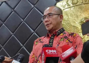 DIWAWANCARAI: Ketua KPU RI Hasyim Asy'ari saat diwawancarai wartawan. (ISTIMEWA)