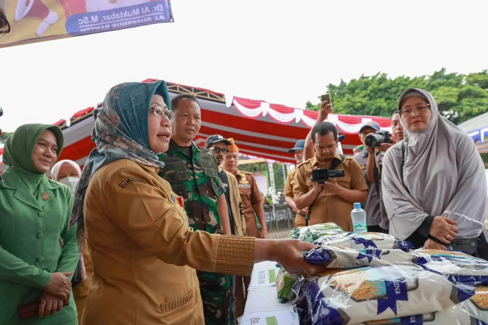 Virgojanti, Plh Sekda Banten, di acara bazar sembako murah. (ISTIMEWA)