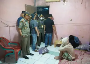 RAZIA: Situasi saat Satuan Polisi Pamong Praja (Satpol PP) Kabupaten Tangerang melakukan razia gemilang di wilayah Desa Pasar Kemis, Kecamatan Pasar Kemis, Sabtu (1/4) malam. (ALFIAN HERIANTO)