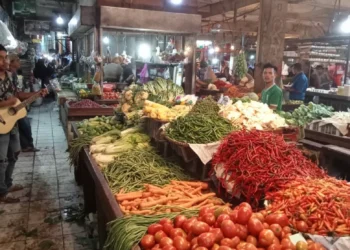 PASAR: Situasi di Pasar Tradisional Curug, Minggu (2/4). Terlihat pedagang sayur mayur sedang menunggu pembeli yang datang untuk berbelanja. (ALFIAN HERIANTO)