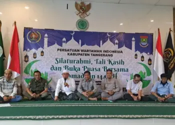 TAUSIAH: Ketua MUI Kabupaten Tangerang KH Ues Nawawi saat menyampaikan tausiah di acara Bukber dan Santunan PWI Kabupaten Tangerang di Aula Gedung MUI, Tigaraksa, Senin (10/4/2023). (ADITYA)