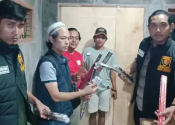 AMANKAN PETASAN - Personel Satuan Reskrim Polres Pandeglang, menyita petasan di wilayah Kecamatan Menes, Pandeglang, Rabu (13/4/2023) malam. (ISTIMEWA)