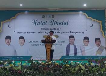 SAMBUTAN: Kepala Kantor Kemenag Kabupaten Tangerang, H. A. Baijuri saat menyampaikan sambutan di acara Halal Bihalal Keluarga Besar Kantor Kemenag Kabupaten Tangerang di Ruang Serba Guna Masjid Agung Al Amjad, Pusat Pemkab Tangerang, Tigaraksa, Kamis (4/5/2023). (FAJAR ADITYA/ SATELIT NEWS)