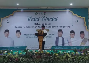 SAMBUTAN: Kepala Kantor Kemenag Kabupaten Tangerang, H. A. Baijuri saat menyampaikan sambutan di acara Halal Bihalal Keluarga Besar Kantor Kemenag Kabupaten Tangerang di Ruang Serba Guna Masjid Agung Al Amjad, Pusat Pemkab Tangerang, Tigaraksa, Kamis (4/5/2023). (FAJAR ADITYA/ SATELIT NEWS)