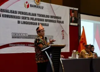 SOSIALISASI: Anggota Bawaslu Puadi saat berada di podium memberikan arahan dalam Sosialisasi Pengelolaan Teknologi Informasi dan Komunikasi Serta Pelayanan Informasi Publik di lingkungan Bawaslu di Kota Palembang, Sumatra Selatan, Selasa (16/5/2023). (DOK BAWASLU)